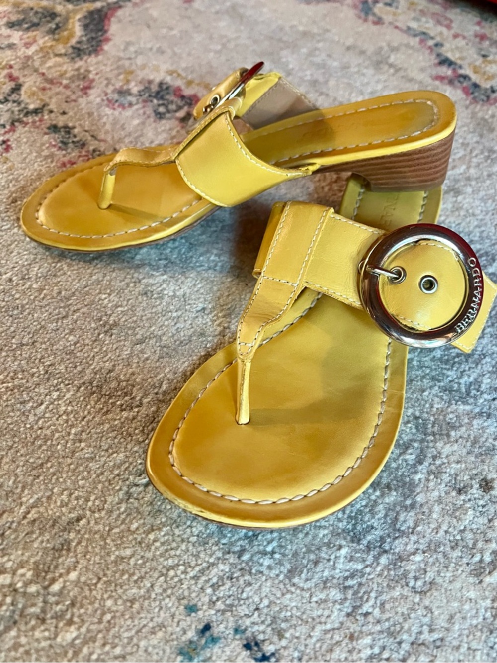 🔆🌺🔆Bernardo Yellow Buckle Thong Sandals🔆🌺🔆